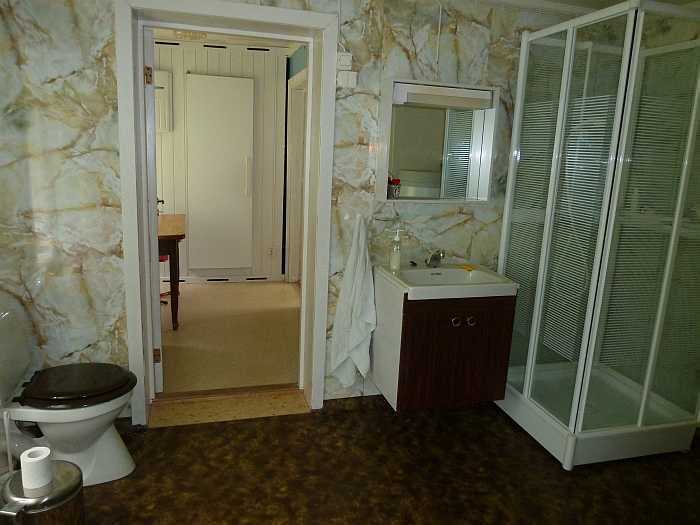 Bad mit Dusche und WC